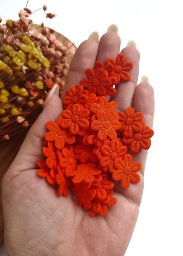 FLOR PRENSADA EM TECIDO 2CM LARANJA C/ 50 UND