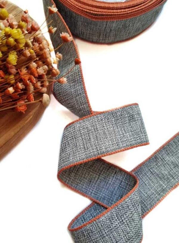 FITA IMPORTADA EM TECIDO CINZA 30MM COM BORDAS LARANJA - METRO