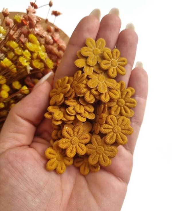 FLOR PRENSADA EM TECIDO 2CM DOURADO C/ 50 UND