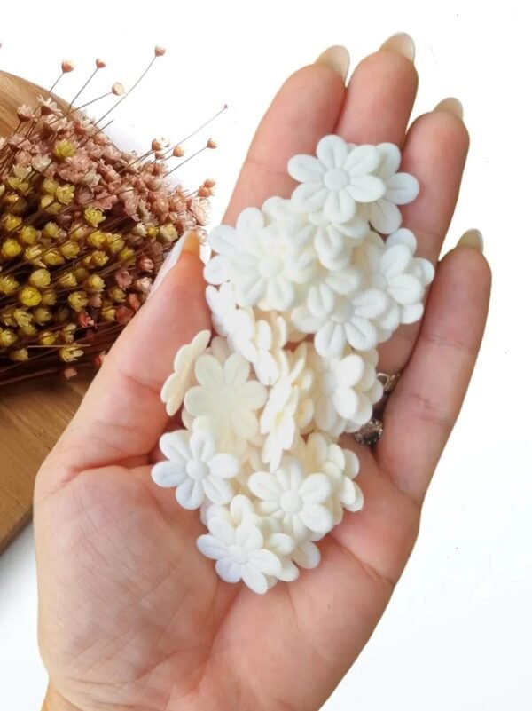 FLOR PRENSADA EM TECIDO 2CM OFF WHITE C/ 50 UND
