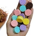 APLIQUE EM RESINA BISCOITO OREO CORES DIVERSAS 2,2CM C/ 2 CORES SORTIDAS