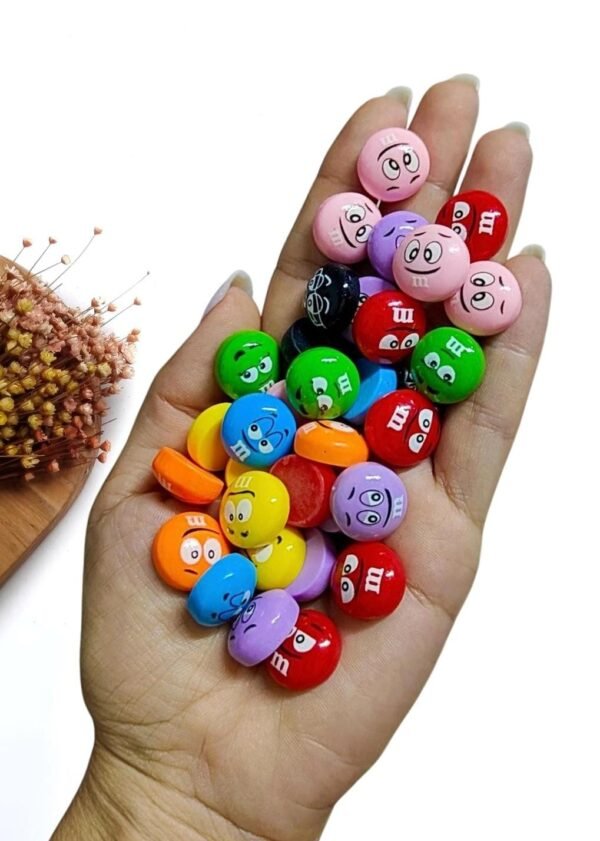 APLIQUE EM RESINA CHOCOLATE SMILE M&Ms 1,5CM PCT C/ 4 CORES SORTIDAS