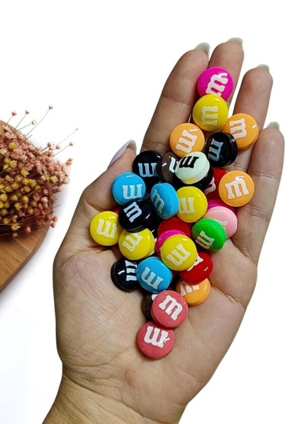 APLIQUE EM RESINA CHOCOLATE M&Ms 1,5CM PCT C/ 4 CORES SORTIDAS