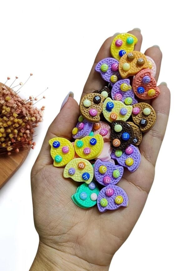 APLIQUE EM RESINA BISCOITO M&Ms 2CM PCT C/ 2 CORES SORTIDAS