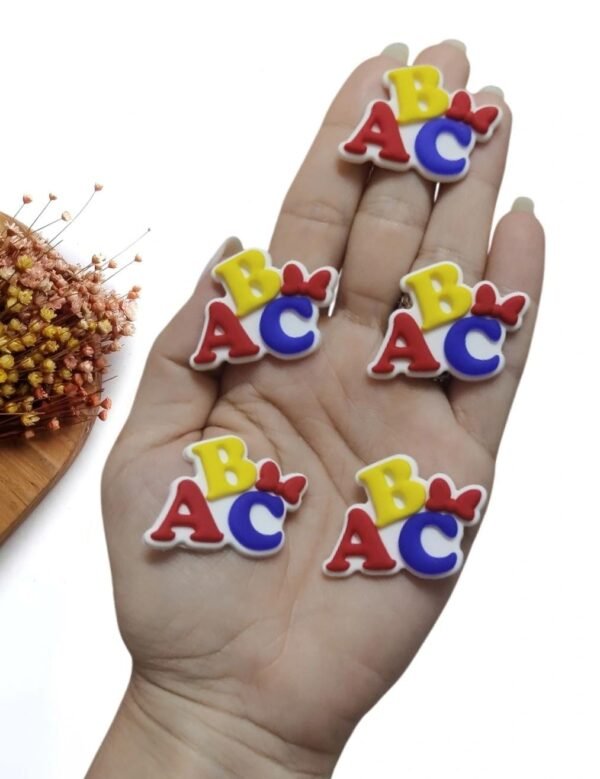 APLIQUE EMBORRACHADO ABC C/ LAÇO 3,5 CM CORES FORTES C/ 2 UND