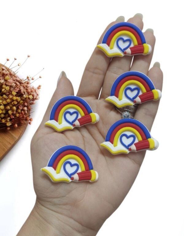 APLIQUE EMBORRACHADO ARCO ÍRIS C/ CORAÇÃO CORES FORTES 4 CM C/ 2 UND