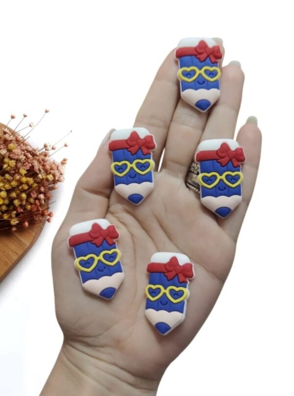 APLIQUE EMBORRACHADO LÁPIS C/ ÓCULOS AZUL 3,7 CM C/ 2 UND