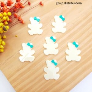APLIQUE EM ACRÍLICO URSO AMARELO C/ LAÇO VERDE 3,8 CM