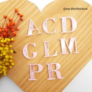 APLIQUE EM ACRÍLICO LETRA ROSA COM MINI CORAÇÕES VAZADOS