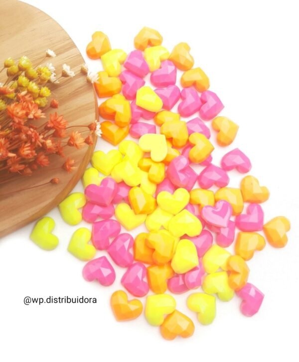 APLIQUE EM ACRÍLICO CORAÇÃO 2CM CORES NEON C/ 2 UND