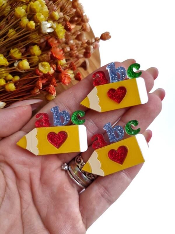 LÁPIS EM ACRÍLICO AMARELO ABC COM CORAÇÃO 3,5CM UND
