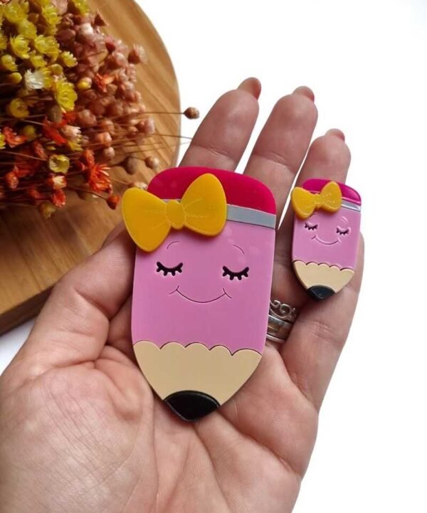 LÁPIS ESCOLAR ROSA COM LAÇO AMARELO EM ACRÍLICO UND