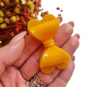 LAÇO EM ACRÍLICO COM BASE CORAÇÃO 5CM AMARELO UND