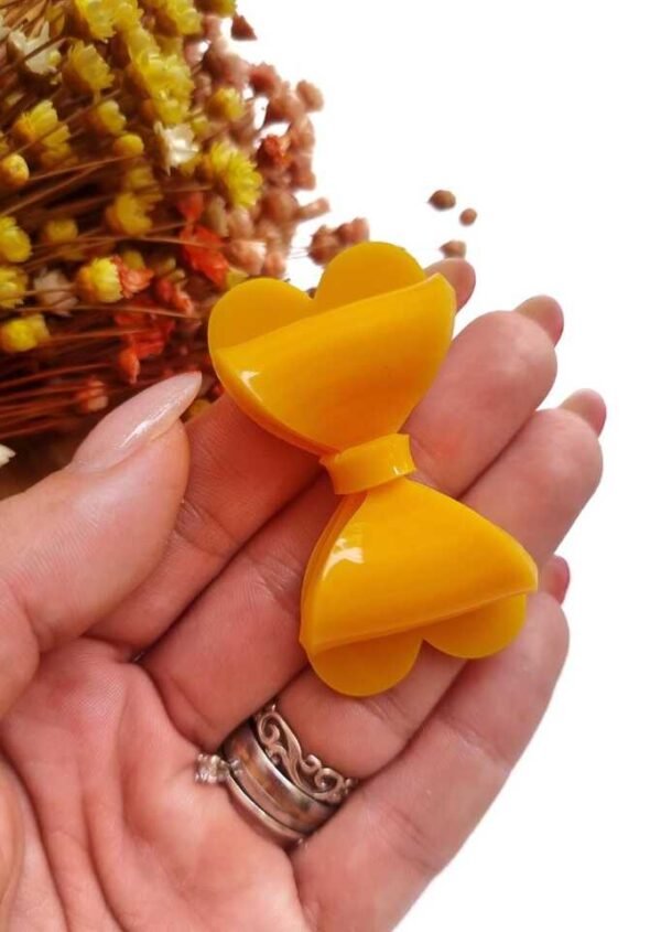 LAÇO EM ACRÍLICO COM BASE CORAÇÃO 5CM AMARELO UND