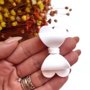LAÇO EM ACRÍLICO COM BASE CORAÇÃO 5CM BRANCO UND