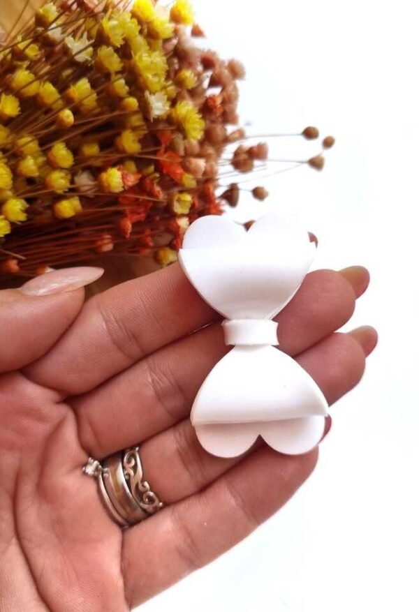 LAÇO EM ACRÍLICO COM BASE CORAÇÃO 5CM BRANCO UND