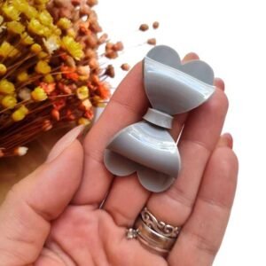 LAÇO EM ACRÍLICO COM BASE CORAÇÃO 5CM CINZA UND