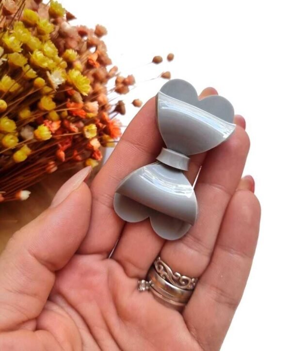 LAÇO EM ACRÍLICO COM BASE CORAÇÃO 5CM CINZA UND