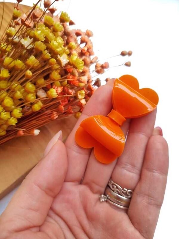 LAÇO EM ACRÍLICO COM BASE CORAÇÃO 5CM LARANJA UND