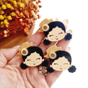 MENININHA JUNINA EM ACRÍLICO 4CM CABELO PRETO COM GIRASSOL UND