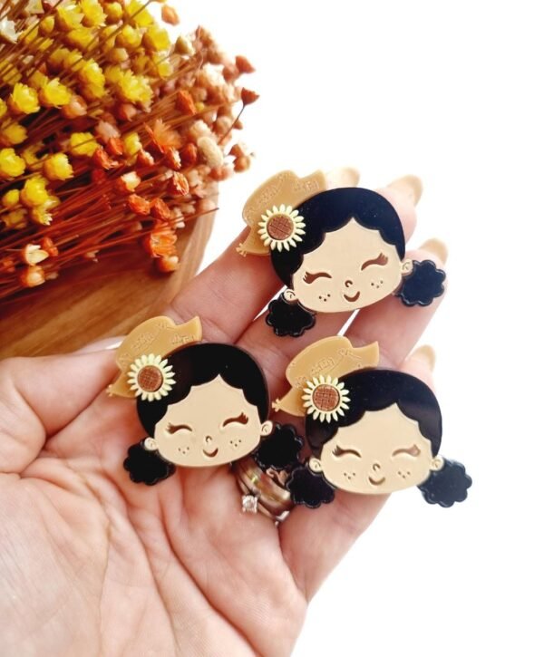 MENININHA JUNINA EM ACRÍLICO 4CM CABELO PRETO COM GIRASSOL UND