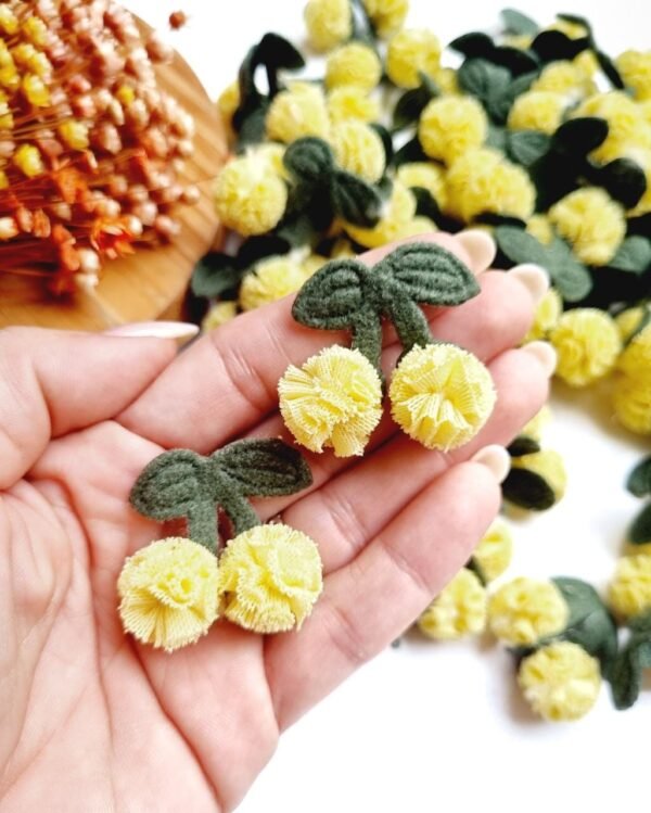 APLIQUE CEREJA POMPOM DE MALHA AMARELA 3CM UND