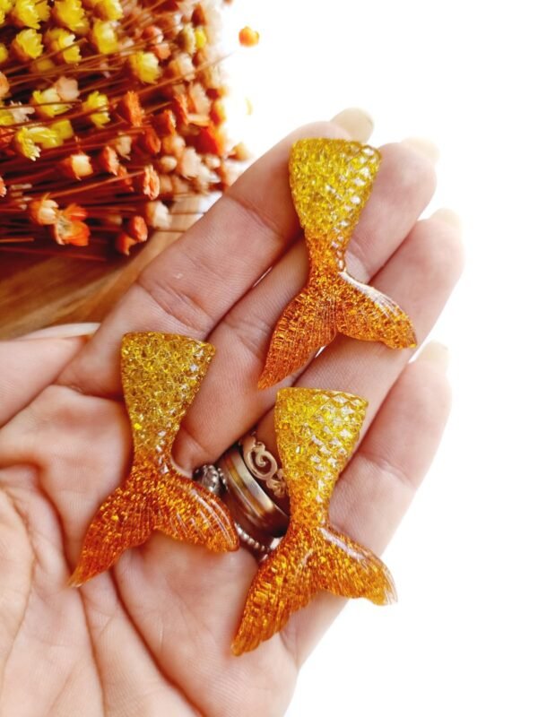 CALDA DE SEREIA EM RESINA 4CM AMARELO/DOURADO UND