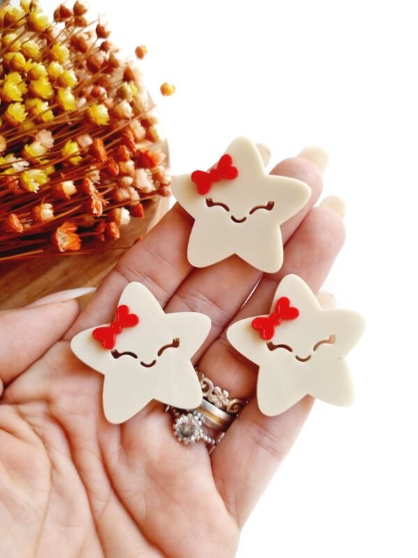 ESTRELA ANIMADA 3,5CM COM LAÇO VERMELHO UND