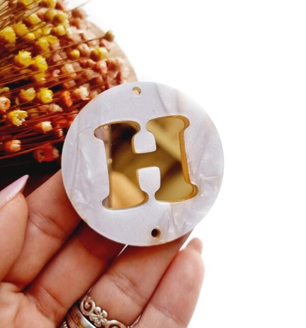 CHAVEIRO REDONDO 2 FUROS 5CM LETRA H MADREPÉROLA C/ DOURADO UND