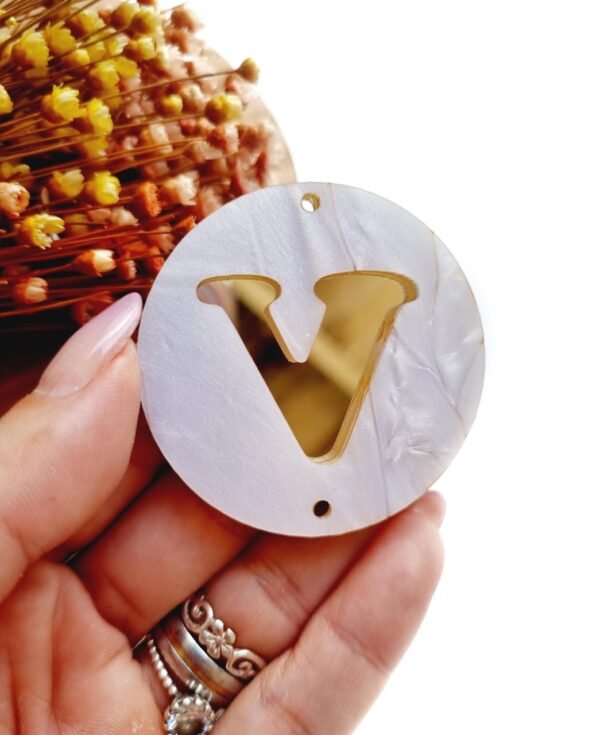 CHAVEIRO REDONDO 2 FUROS 5CM LETRA V MADREPÉROLA C/ DOURADO UND