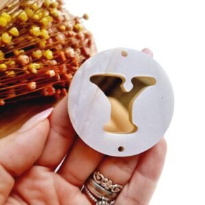 CHAVEIRO REDONDO 2 FUROS 5CM LETRA Y MADREPÉROLA C/ DOURADO UND