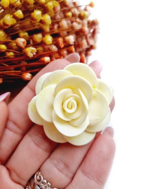 FLOR EM BISCUIT CAMADAS AMARELO BEBÊ 3,5CM UND