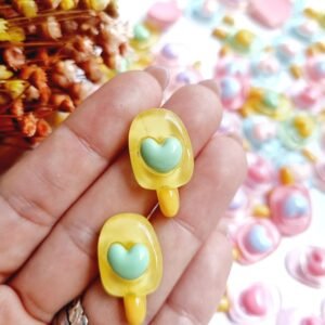 PICOLÉ COM CORAÇÃO EM RESINA 2,5CM AMARELO C/ 2 UND
