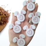 COELHINHO CORAÇÃO EM ACRÍLICO BRANCO 4CM UND