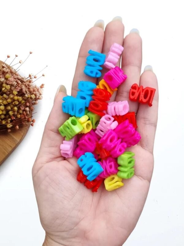 ENTREMEIO LOVE 10X16MM EM ACRILICO CORES ESCURAS C/ 30G