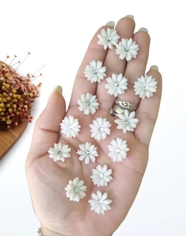 FLOR EM BISCUIT COM STRASS 1,5CM BRANCA C/ 5 UND
