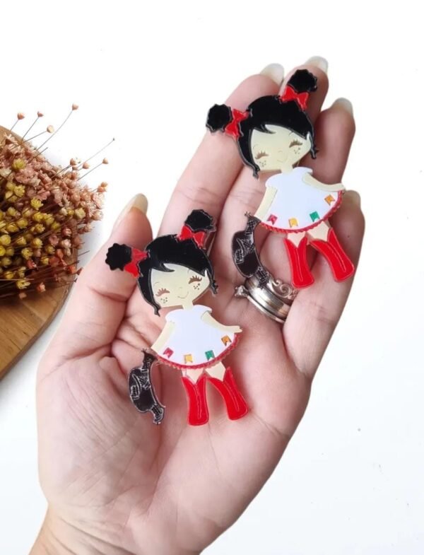 APLIQUE EM ACRÍLICO MENINA SÃO JOÃO 4X6,5 CM UND