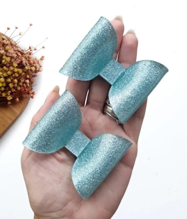APLIQUE EM ACRÍLICO LAÇO GLITTER AZUL 2X6,5X5 CM UND