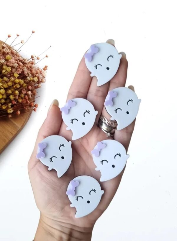 APLIQUE EM ACRÍLICO FANTASMINHA LAÇO LILÁS 3,2X3,5CM UND