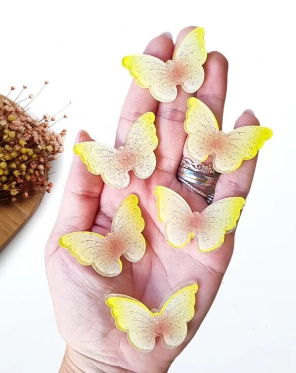 APLIQUE ACRÍLICO BORBOLETA GLITTER AMARELA C/ 2 UND