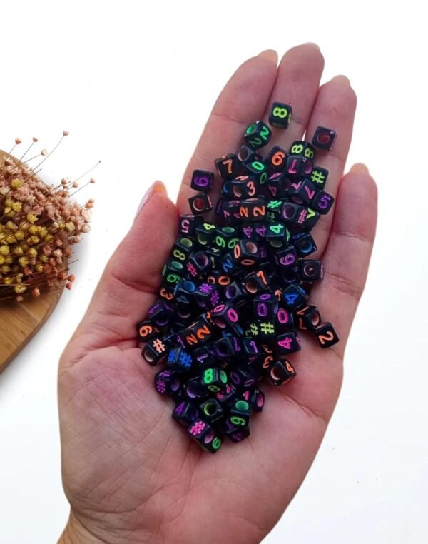 ENTREMEIO DADOS PRETOS 5MM NÚMEROS COLORIDOS C/ 30G