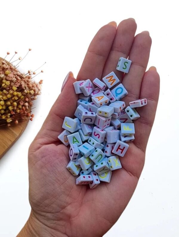 ENTREMEIO RETANGULAR 8MM BRANCO COM DOIS FUROS E LETRAS COLORIDAS C/ 30G
