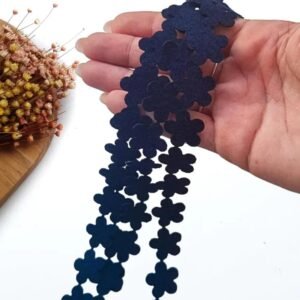 FLOR DE FELTRO AZUL MARINHO EM TIRA C/ 32CM UND