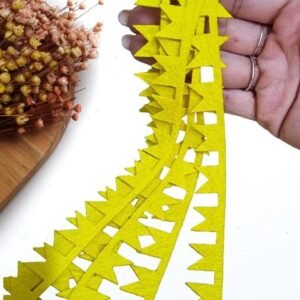 BANDEIRA EM FELTRO AMARELO EM TIRA C/ 32CM UND