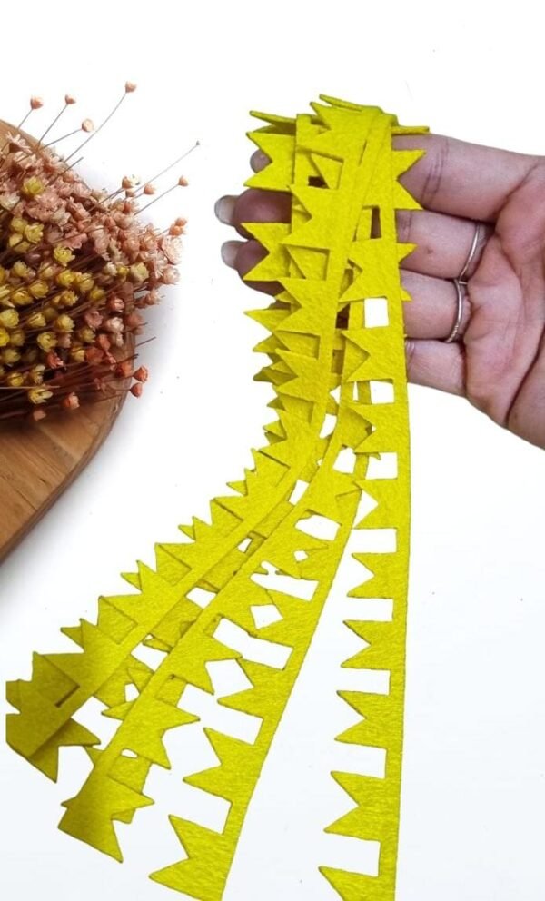 BANDEIRA EM FELTRO AMARELO EM TIRA C/ 32CM UND