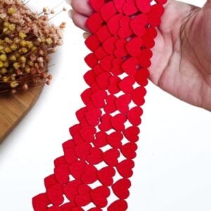 CORAÇÕES EM FELTRO VERMELHO EM TIRA C/ 32CM UND