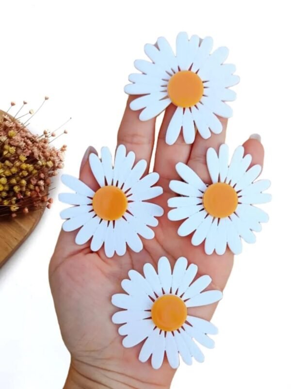 APLIQUE FLOR BEM ME QUER EM ACRÍLICO 5,2 CM BRANCA C/ 2 UND