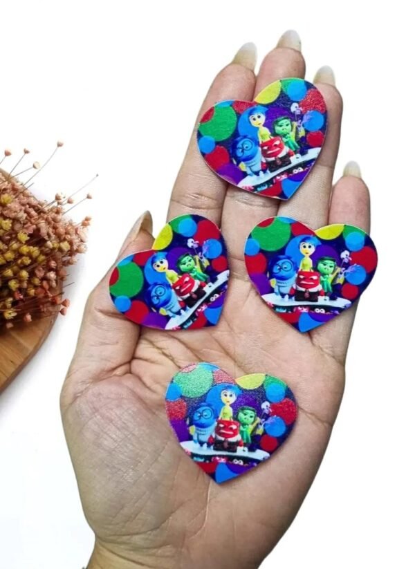 APLIQUE CORAÇÃO DIVERTIDAMENTE EM ACRÍLICO PARA LAÇOS 4CM UND