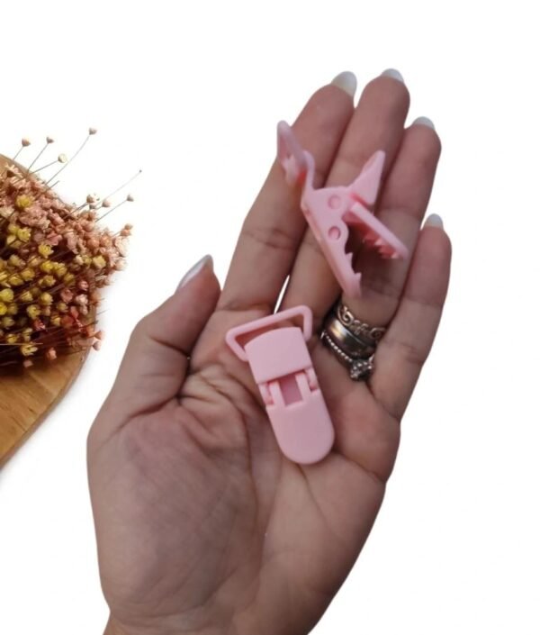 PRENDEDOR DE CHUPETA ROSA  BEBÉ 4CM C/ 2 UND