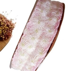 FITA DE ORGANZA ROSA BEBÉ 38MM C/ FLORES BORDADA E PONTOS DOURADOS METRO